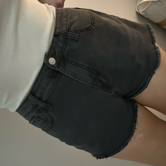 Women's Black Denim Shorts
2front/ 2back pockets
zip and button front closure - Picture 1 of 10